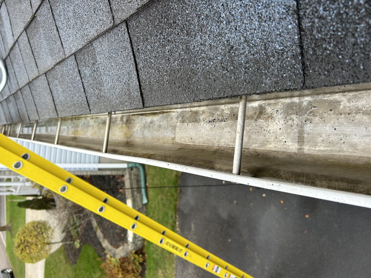 Gouttière après nettoyage par Nettoyage Rive-Nord