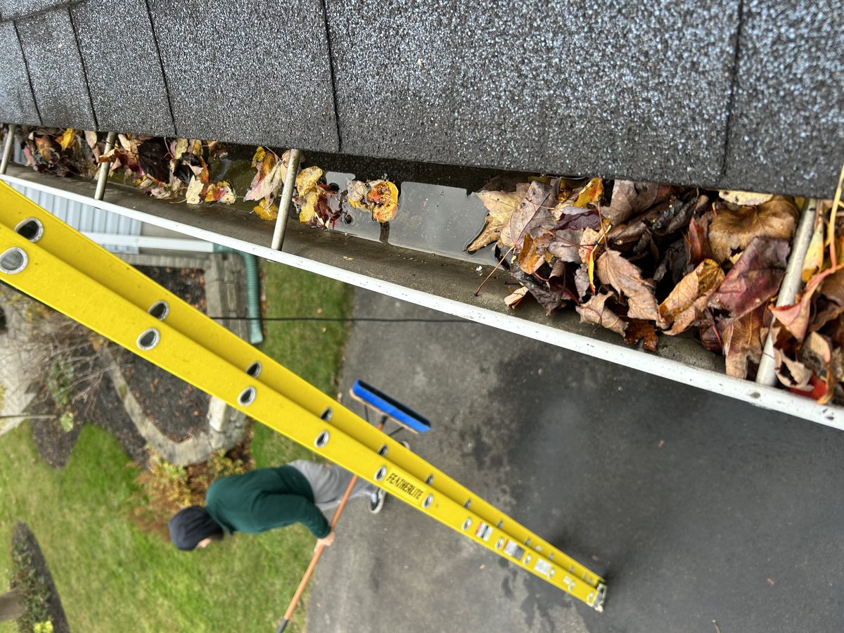 Gouttière avant nettoyage par Nettoyage Rive-Nord