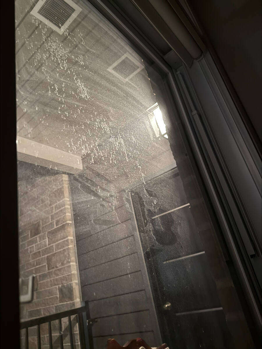 Vitre avant lavage avec saletés et taches d'eau